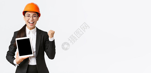 女西裝的優(yōu)雅轉(zhuǎn)身 房地產(chǎn)經(jīng)紀(jì)服務(wù)中的專業(yè)形象與信任構(gòu)建